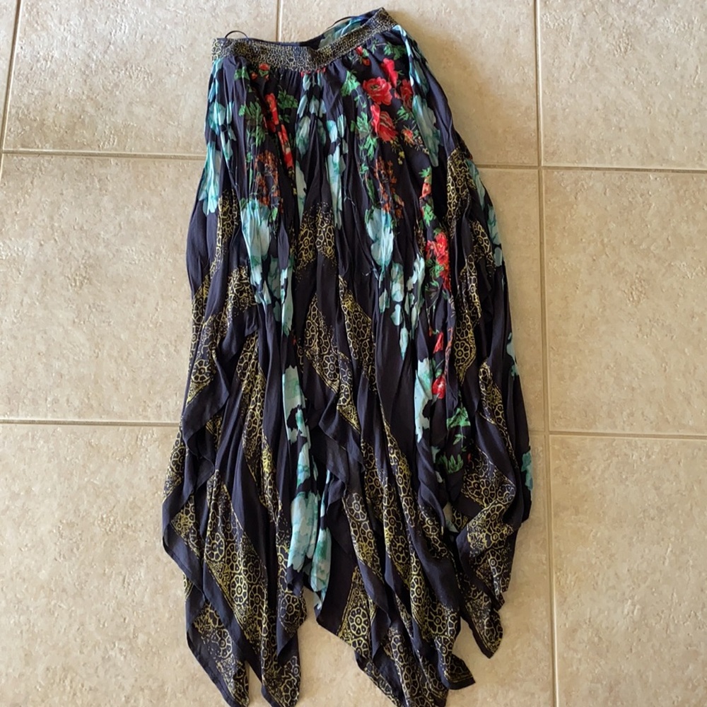 Free people floral skirt great condition. Super pretty and flowy. - Picture 4 of 6
